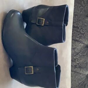 New Clarks  woman’s Ankle boots 9.5 W dark blue. Extremely comfortable